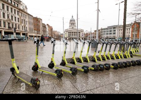 Superfußgängermotorroller auf dem Old Market Square, Nottingham, England, Großbritannien. 1.300 SuperPedestrian Elektroroller (E-Scooter) können in Nottingham im Rahmen einer staatlich geförderten Testversion kurzfristig gemietet werden. Stockfoto