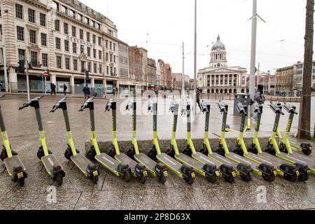 Superfußgängermotorroller auf dem Old Market Square, Nottingham, England, Großbritannien. 1.300 SuperPedestrian Elektroroller (E-Scooter) können in Nottingham im Rahmen einer staatlich geförderten Testversion kurzfristig gemietet werden. Stockfoto