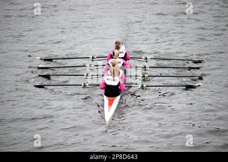 Studenten der Nottingham University rudern an einem kalten Märztag entlang des Flusses Trent. In der Nähe befinden sich die Universitätsboote, und in diesem Teil des Flusses können Sie ihre Ruderfähigkeiten üben. Das Bild wurde von der Wilford Road Bridge aufgenommen, in der Nähe der Straßenbahnlinie, die den Fluss überquert. Stockfoto