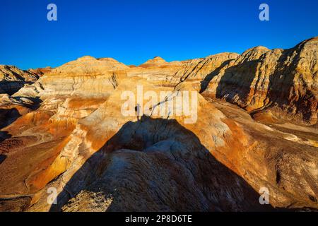 Die malerische Gegend von Wucai City in der Nähe von Urumqi, Xinjiang, hat eine herrliche und glitzernde Landform von Danxia, die ein internationaler Käufer ist; sie gehört zum e Stockfoto