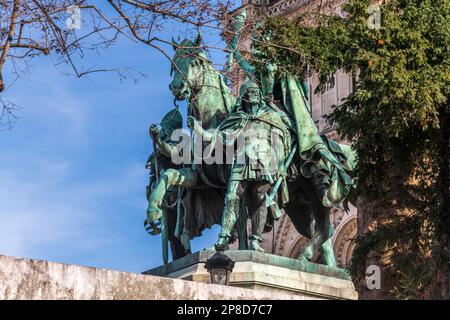 Bronze Statue Karls des Großen et ses Leudes. Plaza von Notre-Dame. Paris, Frankreich Stockfoto