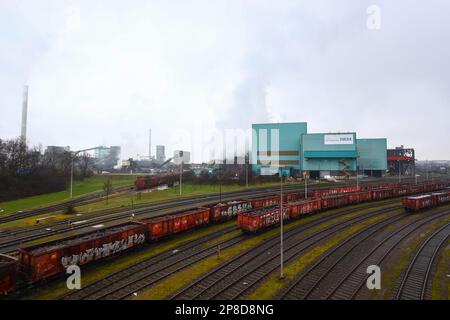 Duisburg, Deutschland. 09. März 2023. Stahlarbeiter aus 5 Unternehmen treffen sich im Namen der Gewerkschaft IG Metall, um im HKM Stahlwerk zu demonstrieren und sich für eine klare Zukunftsstrategie für eine umweltfreundlichere Stahlproduktion in der Region einzusetzen. Kredit: Ant Palmer/Alamy Live News Stockfoto