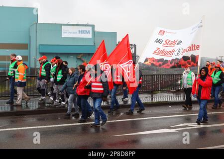 Duisburg, Deutschland. 09. März 2023. Stahlarbeiter aus 5 Unternehmen treffen sich im Namen der Gewerkschaft IG Metall, um im HKM Stahlwerk zu demonstrieren und sich für eine klare Zukunftsstrategie für eine umweltfreundlichere Stahlproduktion in der Region einzusetzen. Kredit: Ant Palmer/Alamy Live News Stockfoto