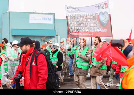 Duisburg, Deutschland. 09. März 2023. Stahlarbeiter aus 5 Unternehmen treffen sich im Namen der Gewerkschaft IG Metall, um im HKM Stahlwerk zu demonstrieren und sich für eine klare Zukunftsstrategie für eine umweltfreundlichere Stahlproduktion in der Region einzusetzen. Kredit: Ant Palmer/Alamy Live News Stockfoto