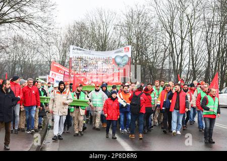 Duisburg, Deutschland. 09. März 2023. Stahlarbeiter aus 5 Unternehmen treffen sich im Namen der Gewerkschaft IG Metall, um im HKM Stahlwerk zu demonstrieren und sich für eine klare Zukunftsstrategie für eine umweltfreundlichere Stahlproduktion in der Region einzusetzen. Kredit: Ant Palmer/Alamy Live News Stockfoto