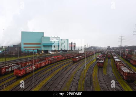 Duisburg, Deutschland. 09. März 2023. Stahlarbeiter aus 5 Unternehmen treffen sich im Namen der Gewerkschaft IG Metall, um im HKM Stahlwerk zu demonstrieren und sich für eine klare Zukunftsstrategie für eine umweltfreundlichere Stahlproduktion in der Region einzusetzen. Kredit: Ant Palmer/Alamy Live News Stockfoto