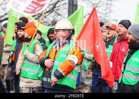 Duisburg, Deutschland. 09. März 2023. Stahlarbeiter aus 5 Unternehmen treffen sich im Namen der Gewerkschaft IG Metall, um im HKM Stahlwerk zu demonstrieren und sich für eine klare Zukunftsstrategie für eine umweltfreundlichere Stahlproduktion in der Region einzusetzen. Kredit: Ant Palmer/Alamy Live News Stockfoto