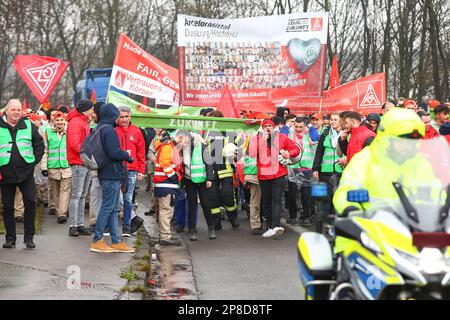 Duisburg, Deutschland. 09. März 2023. Stahlarbeiter aus 5 Unternehmen treffen sich im Namen der Gewerkschaft IG Metall, um im HKM Stahlwerk zu demonstrieren und sich für eine klare Zukunftsstrategie für eine umweltfreundlichere Stahlproduktion in der Region einzusetzen. Kredit: Ant Palmer/Alamy Live News Stockfoto