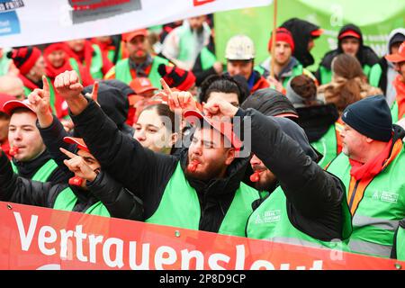 Duisburg, Deutschland. 09. März 2023. Stahlarbeiter aus 5 Unternehmen treffen sich im Namen der Gewerkschaft IG Metall, um im HKM Stahlwerk zu demonstrieren und sich für eine klare Zukunftsstrategie für eine umweltfreundlichere Stahlproduktion in der Region einzusetzen. Kredit: Ant Palmer/Alamy Live News Stockfoto