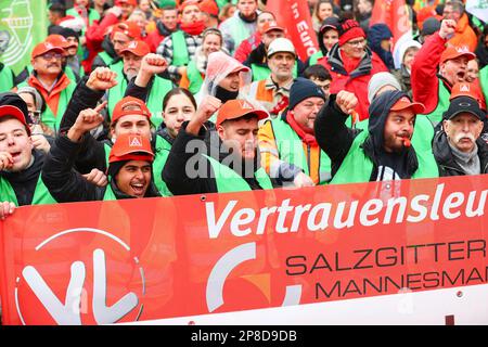 Duisburg, Deutschland. 09. März 2023. Stahlarbeiter aus 5 Unternehmen treffen sich im Namen der Gewerkschaft IG Metall, um im HKM Stahlwerk zu demonstrieren und sich für eine klare Zukunftsstrategie für eine umweltfreundlichere Stahlproduktion in der Region einzusetzen. Kredit: Ant Palmer/Alamy Live News Stockfoto