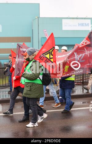 Duisburg, Deutschland. 09. März 2023. Stahlarbeiter aus 5 Unternehmen treffen sich im Namen der Gewerkschaft IG Metall, um im HKM Stahlwerk zu demonstrieren und sich für eine klare Zukunftsstrategie für eine umweltfreundlichere Stahlproduktion in der Region einzusetzen. Kredit: Ant Palmer/Alamy Live News Stockfoto