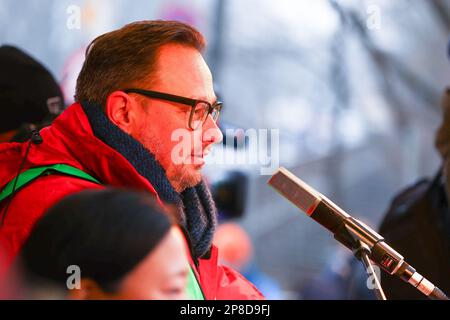 Duisburg, Deutschland. 09. März 2023. Stahlarbeiter aus 5 Unternehmen treffen sich im Namen der Gewerkschaft IG Metall, um im HKM Stahlwerk zu demonstrieren und sich für eine klare Zukunftsstrategie für eine umweltfreundlichere Stahlproduktion in der Region einzusetzen. Kredit: Ant Palmer/Alamy Live News Stockfoto