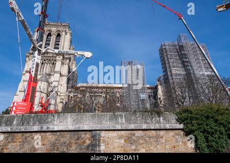 Seitlicher Blick auf die Kathedrale De Notre Dame, die nach dem Feuer von 2019 restauriert wird. Stockfoto