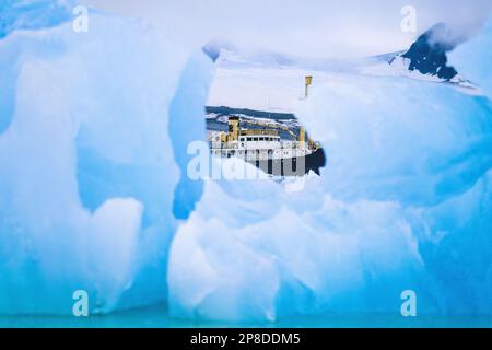 Schiffe, die zwischen Eisschollen auf Svalbard segeln Stockfoto