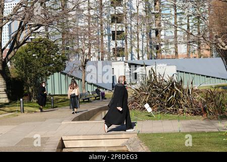 TOKIO, JAPAN - 17. Februar 2023: Blick auf den Garten von Tokio Midtown in Roppongi an einem sonnigen Tag. Die Galerie 21 21 Design Sight befindet sich im Hintergrund. Stockfoto