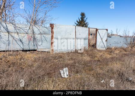 Im Dorf Bogorodichne, Donezk, Ukraine, ragt eine nicht explodierte Rakete mit Raketenantrieb aus dem Boden Stockfoto