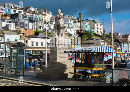 Küstenstadt Devon, Blick auf die Statue von König William III. Am Kai in der Fischerstadt Brixham, Devon UK Stockfoto