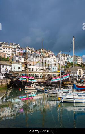 Brixham Golden Hind, Ansicht einer großdimensionierten Rekonstruktion der Golden Hind, dem Schiff, mit dem Francis Drake den Globus umrundete, Brixham Devon. Stockfoto