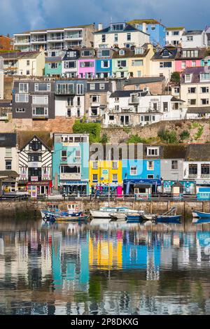 Brixham UK, Blick auf farbenfrohe Anlage am Wasser im Hafen von Brixham, Torbay, Devon, Südwestengland, Großbritannien Stockfoto