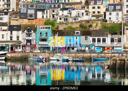 Harbour Devon, Blick auf das farbenfrohe Anwesen am Wasser im Hafen von Brixham, Torbay, Devon, Südwesten Englands, Großbritannien Stockfoto