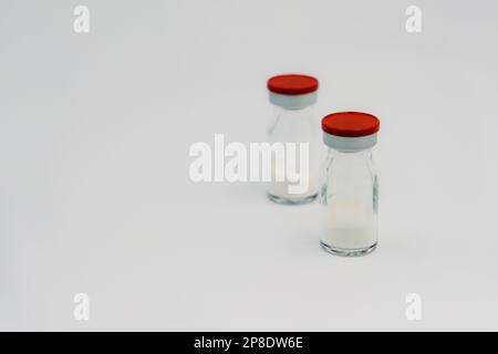 Durchstechflaschen mit Arzneimittel in Pulverform, Glas medizinische pharmazeutische sterile Ampullenflasche mit Pulver Arzneimittel zur Injektion isoliert Stockfoto