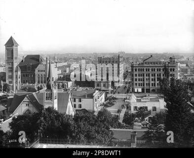 Foto eines Panoramablicks auf die Innenstadt von Los Angeles, von der Olive Street und der Third Street östlich in Richtung der Kreuzung von Broadway und Third Street, 1890-1900 Stockfoto
