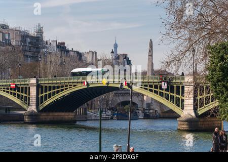 Ein Elektrobus fährt über die Pont Sully-Brücke in Paris. Stockfoto