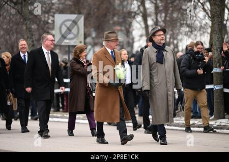 Västerås 20230309 Kung Carl Gustaf, drottning Silvia och landshövding Johan Sterte promenerar bis Västerås Konserthus. Kung Carl XVI Gustaf firar 50 Stockfoto