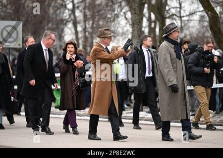 Västerås 20230309 Kung Carl Gustaf, drottning Silvia och landshövding Johan Sterte promenerar bis Västerås Konserthus. Kung Carl XVI Gustaf firar 50 Stockfoto