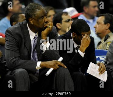 Charlotte, USA. 22. April 2012. Charlotte Bobcats Cheftrainer Paul Silas, Left, und stellvertretender Trainer Stephen Silas sehen zu, wie ihr Team am Sonntag, den 22. April 2012, in der Time Warner Cable Arena in Charlotte, North Carolina, die Sacramento Kings spielt. (Foto: David T. Foster III/Charlotte Observer/TNS/Sipa USA) Guthaben: SIPA USA/Alamy Live News Stockfoto