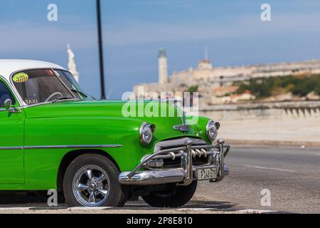 HAVANA, KUBA - 11. JANUAR 2021 : Klassischer Parkplatz in der Nähe des Hafens von Old Havana. Stockfoto