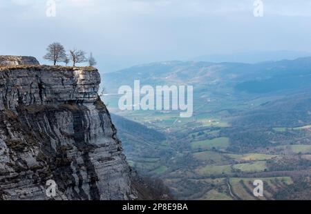 Blick über das Delica-Tal vom Aussichtspunkt Nervión Wasserfall. Der Nervión Canyon, Alava, Spanien Stockfoto