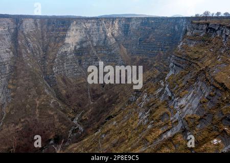 Blick über das Delica-Tal vom Aussichtspunkt Nervión Wasserfall. Der Nervión Canyon, Alava, Spanien Stockfoto