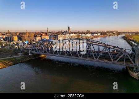 Stahlbrücke für Zug und Verkehr über den Fluss IJssel mit der niederländischen Hansestadt Zutphen, Niederlande Stockfoto