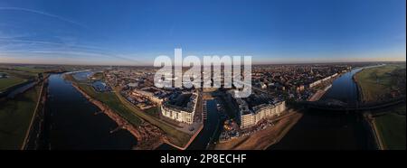 Weiter 180°-Panoramablick auf den Erholungshafen, die Baustelle Kade Noord und Kade Zuid im neuen Viertel Noorderhaven Stockfoto