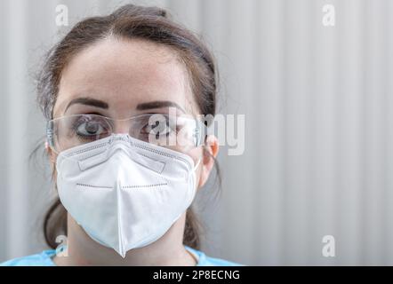 Nahaufnahme der Krankenschwester mit Schutzbrille und N95-Maske im Krankenhaus Stockfoto