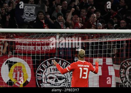 München, Deutschland. 08. März 2023. Fußball: Champions League, Bayern München - Paris Saint-Germain, K.O.-Runde, 16. Runde, zweite Etappe, Allianz Arena. Eric Maxim Choupo-Moting von Bayern feiert vor den Fans nach seinem Tor für 1:0. Kredit: Peter Kneffel/dpa/Alamy Live News Stockfoto