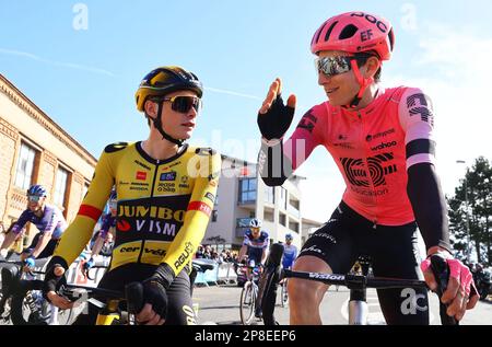 Dänischer Jonas Vingegaard von Jumbo-Visma und US' Neilson Powless von EF Education-EasyPost, abgebildet zu Beginn der 5. Etappe des Achttägigen Radrennen Paris-Nizza 81., 212,4 km von Saint-Symphorien-sur-Coise bis Saint-Paul-Trois-Chateaux, Frankreich, Donnerstag, 09. März 2023. BELGA FOTO DAVID PINTENS Stockfoto