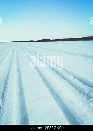 Skidoo-Strecken auf dem gefrorenen See Vastusjarvi in Invalo, Finnland. Stockfoto