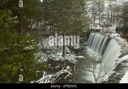 Winterwasserfall im Wald bei Rascafria, Madrid, Spanien Stockfoto