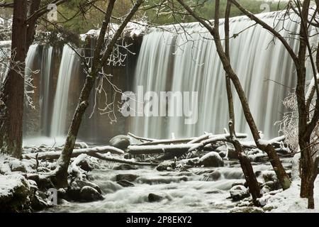 Winterwasserfall im Wald bei Rascafria, Madrid, Spanien Stockfoto