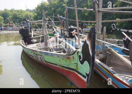 Traditionelles Fischerboot, das aus Holz hergestellt wurde, wird am Outfall angedockt Stockfoto