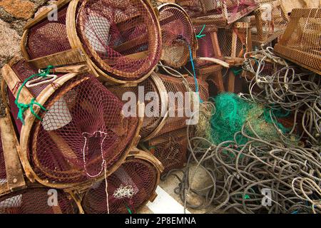 Nahaufnahme von Kriechtieren, Hummertöpfen und Fischernetzen, Galicien, Spanien Stockfoto