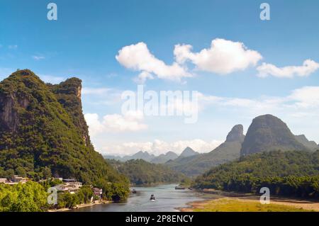 Karstfelsformationen entlang des Flusses Li, Yangshou bei Guilin, Guangxi Zhuang, China Stockfoto