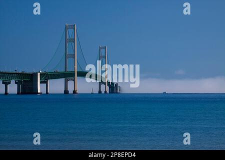 Eine lange Hängebrücke, die die obere und untere Halbinsel von Michigan verbindet. Stockfoto