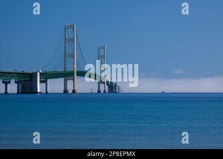 Eine lange Hängebrücke, die die obere und untere Halbinsel von Michigan verbindet. Stockfoto