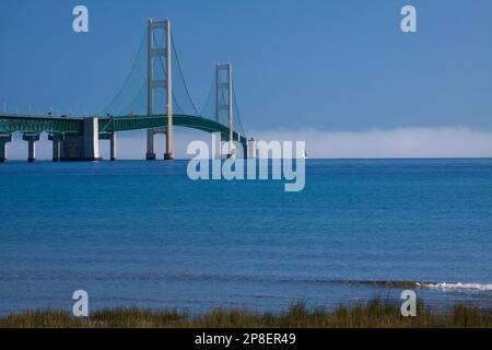 Eine lange Hängebrücke, die die obere und untere Halbinsel von Michigan verbindet. Stockfoto