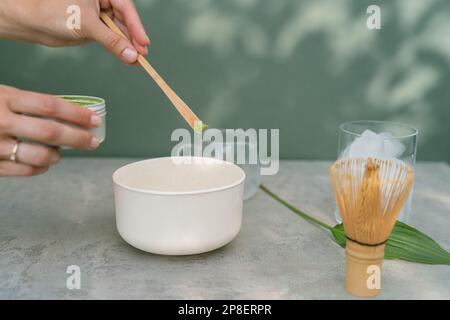 Nahaufnahme einer Frau, die einen Eismatscha-Drink macht Stockfoto