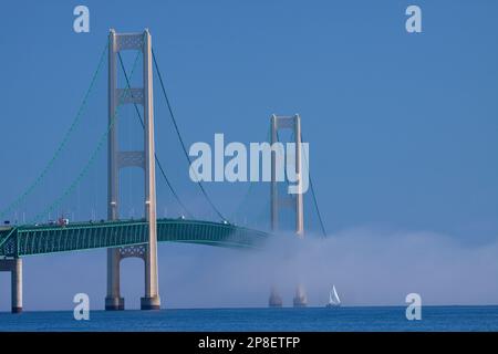 Eine lange Hängebrücke, die die obere und untere Halbinsel von Michigan verbindet. Stockfoto