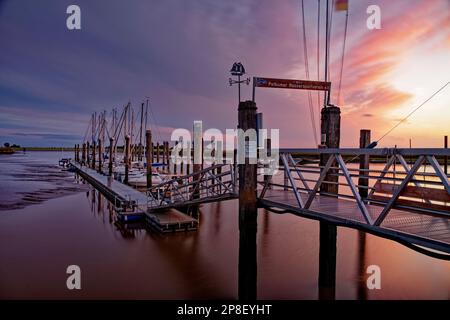 Boote am Ems Marina bei Sonnenuntergang, Ostfriesien, Niedersachsen, Deutschland Stockfoto